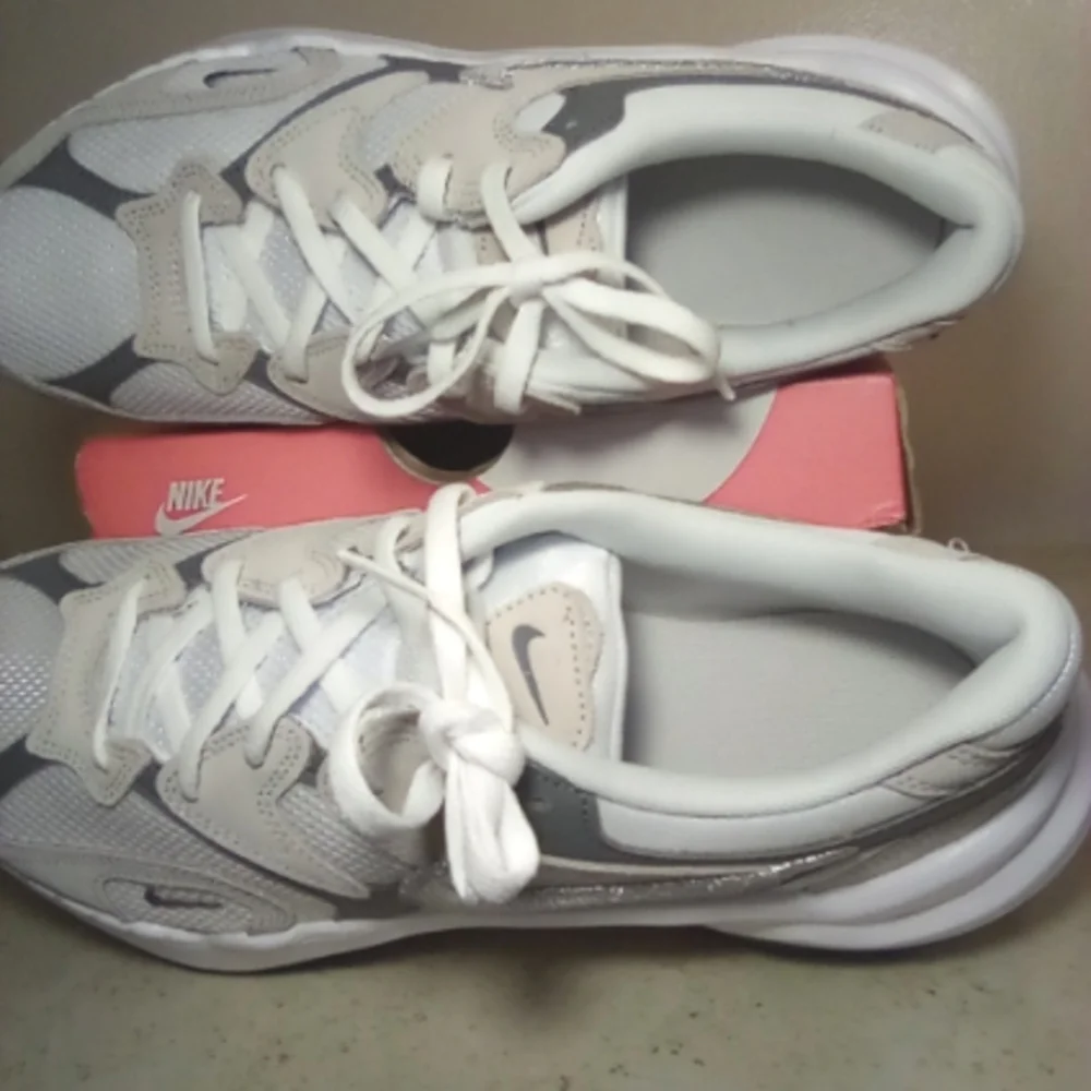 Gray Silver Metallic White Women's Nike Running Shoes - Picture 13 of 15
